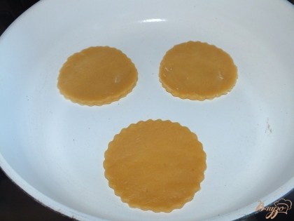 Выпекать на сухой сковороде до румяного цвета с двух сторон (печется очень быстро).