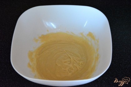 Отдельно растереть мягкое сливочное масло с коричневой сахарной пудрой. Добавить яйцо