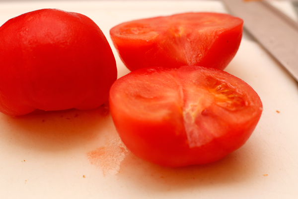 Спелые помидоры очистите от кожицы, предварительно сделав на ней крестообразный надрез и опустив в кипяток на минуту.