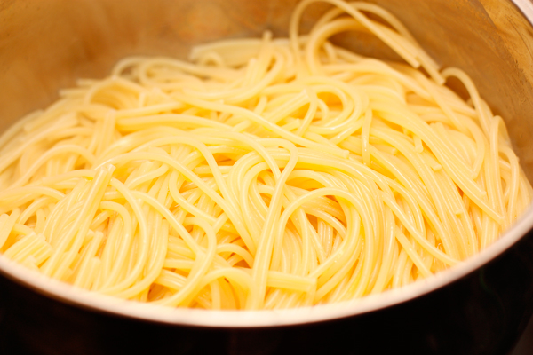 Спагетти сварите до состояния аль денте, слейте воду и сбрызните оливковым маслом.