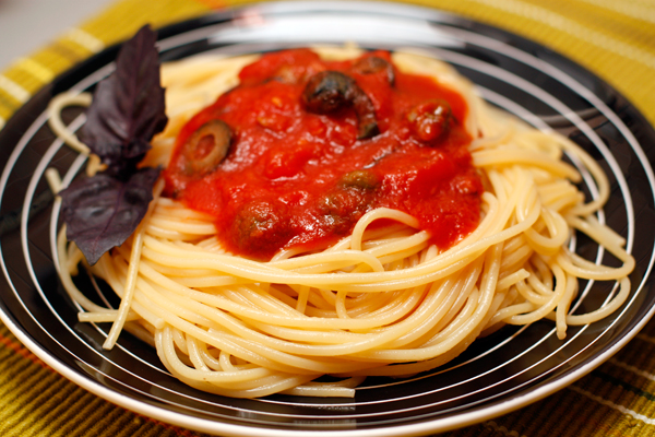 Горячие спагетти положите на тарелку, а сверху выложите соус.