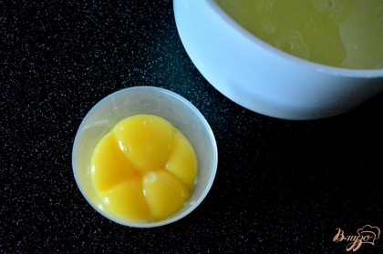 Яичные белки отделить от желтков. Желтки растереть с коричневым сахаром
