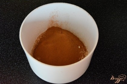  В чашку насыпать просеянную муку и какао (тоже рекомендую просеять). Всыпать коричневый сахар