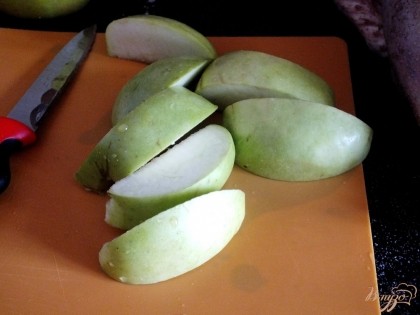Яблоки нарежем четвертинками. Яблоки рекомендуется брать твердых сортов.