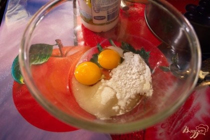 Яйца разбить в миску. Добавить соль, сахар, разрыхлитель. Для приготовления блинов все продукты я использую с холодной температурой и только кипяток горячий. На мой взгяд соблюдение этого момента делает блины наиболее удачными.