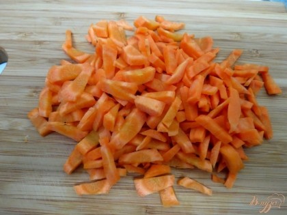 Морковь нарезаем мелкой соломкой.