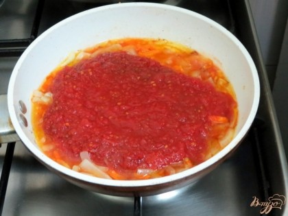 Когда лук и морковь станут мягкими, добавим к ним соус томатный.