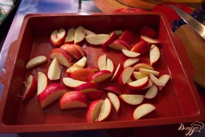 Форма для хапекания выстелить яблочными дольками. Добавить промытый изюм.