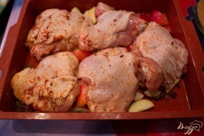 Выложите подготовленное мясо птицы на яблоки.