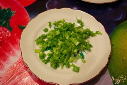 Зеленый лук нарезать меленько.