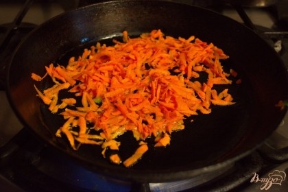 На растительном масле обжариваем натертую на терку морковку. У меня морковка маленькая, я взяла две. На такое количество капусты достаточно одной средней морковки.