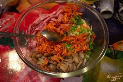 В салатнике соедините капусту, грибы, морковь, ветчину, зелень. Перемешайте.