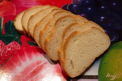 Хлеб нарезать на кусочки.