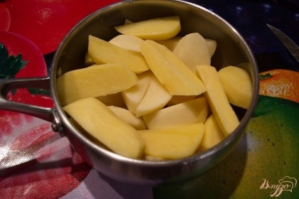 Картофель вымыть, очистить, нарезать каждый на 4 части, дольками. Поместите в сотейник. Залейте кипятком так, чтоб вода почти покрыла картошку верхнего слоя. Варите до закипания. Посолите и снова варите 5 минут.