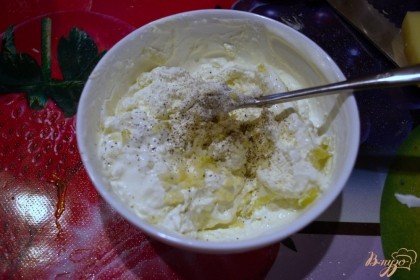 Добавить соль, перец, йогурт, выдавить через чеснокодавку чеснок.