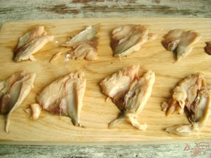 Острым ножом нарезать филе на кусочки. Сделать это очень легко, ведь мясо скумбрии имеет пластинчатое строение.