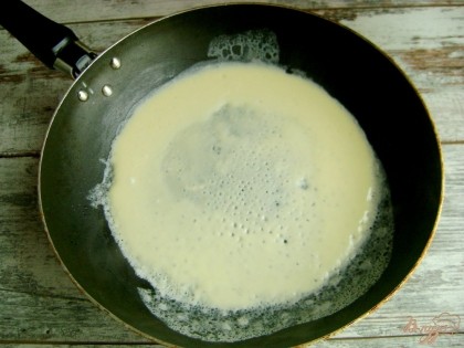 Сковороду смажьте растительным маслом, разогрейте. Налейте немного «теста», и выпекайте как обычный блин, с двух сторон. Из указанного количества ингредиентов получается 3 яичных блинчика.