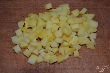Нарезать кубиками картофель.