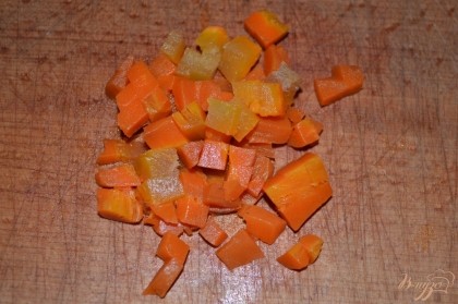 Морковь тек же нарезать кубиками.