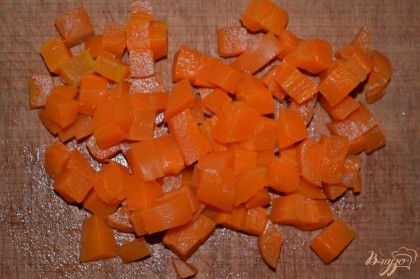 Морковь также порезать.