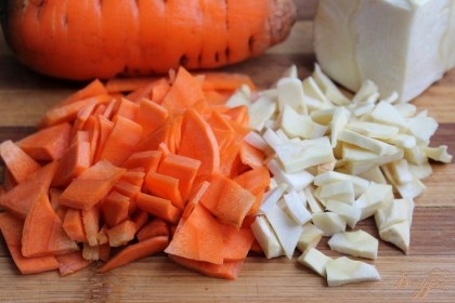 Далее, нарезаем почищенные морковь и пастернак и добавляем в кастрюлю.