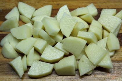Картофель чистим режем на кусочки и отправляем в кастрюлю.
