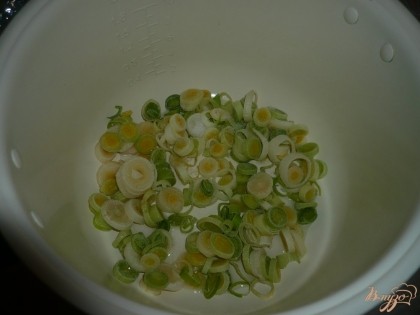 В чашу мультиварки наливаю немного растительного масла. Выкладываю нарезанный лук порей (не обязательно свежий, тут и замороженный подойдет)