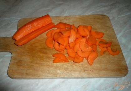 Морковь чистим. Нарезаем её некрупно или натираем на крупной терке. Мне больше нравится когда морковь для каши нарезана полукружками.