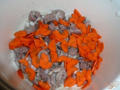 Добавляем нарезанную морковь в чашу мультиварки к остальным ингредиентам.