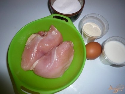 Для приготовления я взяла филе куриной грудки, думаю, если добавить мясо с окорочков будет только лучше. Мясо промываю.