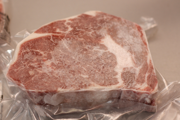 Чтобы разморозить мясо, положите его прямо в упаковке в холодильник на сутки. Медленное размораживание позволяет сохранить максимум мясных соков.