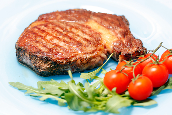 Положите готовый стейк на тарелку и дайте отдохнуть несколько минут. За это время температура внутри стейка выровняется, а мясные соки равномерно в нем распределятся.