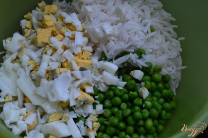 В салатник уложить отварной рис с горошком, покрошить яйца.