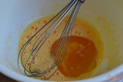 2 яйца взбить с сахаром , влить оливковое масло .