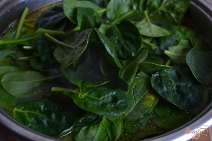 За 5 минут до окончания  варки добавить листья шпината. Солить суп по вкусу в самом конце.