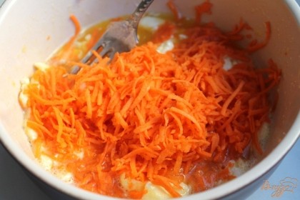 Небольшую морковь натираем на мелкую терку и высыпаем в пиалу.
