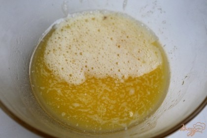 Масло кладем в пиалу и растапливаем на водяной бане. К топленому маслу добавляем взбитое с сахаром яйцо. Все перемешиваем.