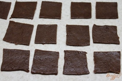 Шоколадное тесто раскатываем толщиной 2 мм и нарезаем на квадраты.