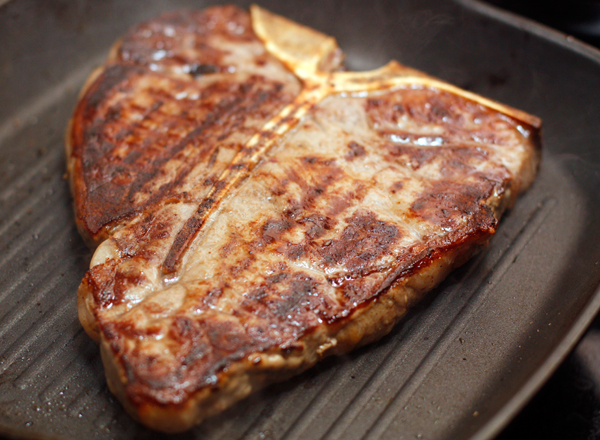 Еще раз переверните мясо так, чтобы получился рисунок в виде сеточки и жарьте стейк еще от 1 до 1,5 минут с каждой стороны.