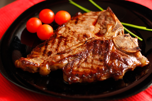 Готовый стейк переложите на тарелку и оставьте на несколько минут, чтобы все соки равномерно распределились в мясе.