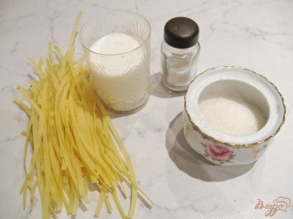 Для приготовления молочного супа понадобятся  такие продукты: лапша длинная, молоко, сахар, соль и масло сливочное.