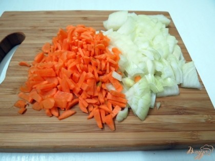 Лук мелко нарезаем, морковь нарезаем маленькими брусочками.