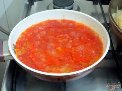 Пассеруем лук и морковь, а в конце пассерования добавляем томатный соус.