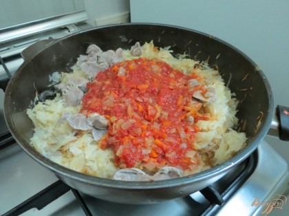Затем добавляем пассеровку из моркови, лука и томатного соуса, солим, перчим. Перемешиваем и тушим до готовности.
