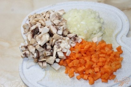 Шампиньоны, лук, морковь и чеснок нарезаем мелким кубиком. Болгарский перец у меня заготовка.