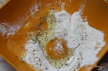 Соединяем яйца с мукой добавляем соль, сухой базилик, воду.