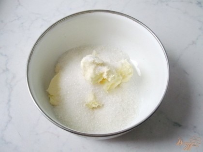 В миску кладем мягкое сливочное масло и сахар. Хорошо растираем до однородной смеси.