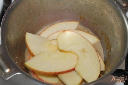 На дно сотейника к соусу уложить нарезанное яблоко веером.