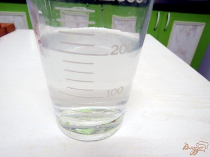 В мерный стакан наливаем 200 миллилитров воды.