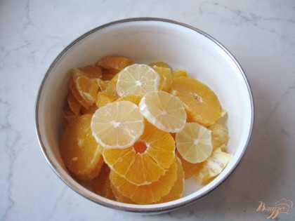 Апельсины и лимон моем и чистим. Нарезаем произвольно и удаляем косточки.